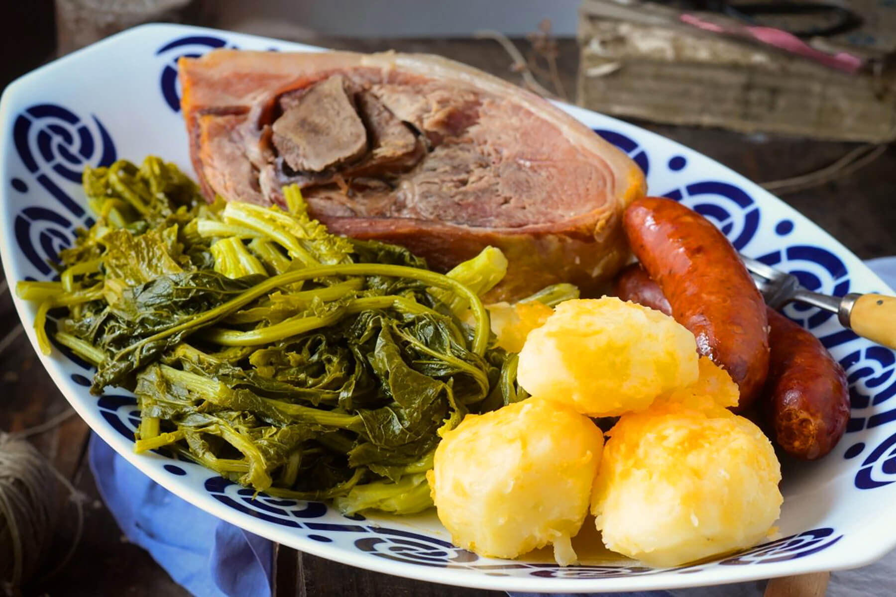 豚肉とグレロスの煮込み